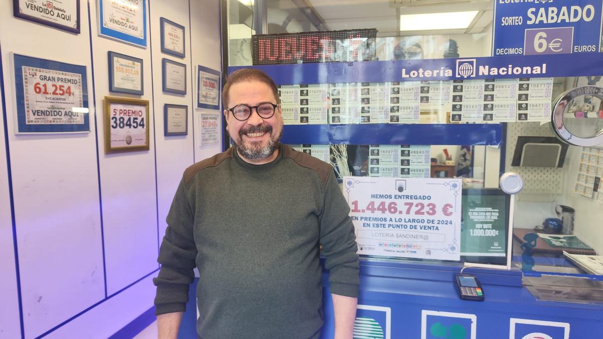 David Hernández en el establecimiento de lotería La Sardinera.