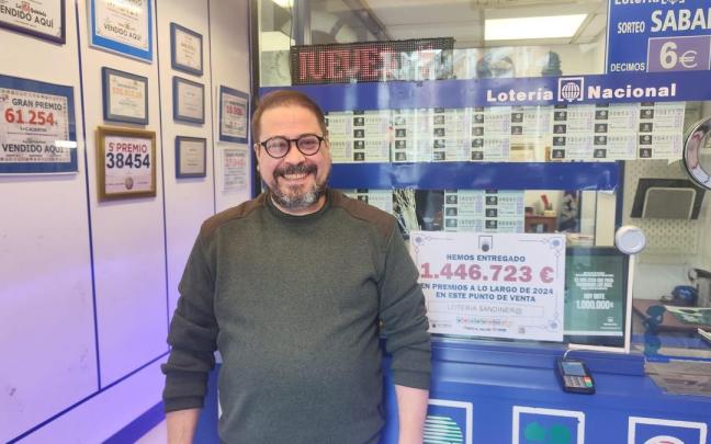 David Hernández en el establecimiento de lotería La Sardinera.