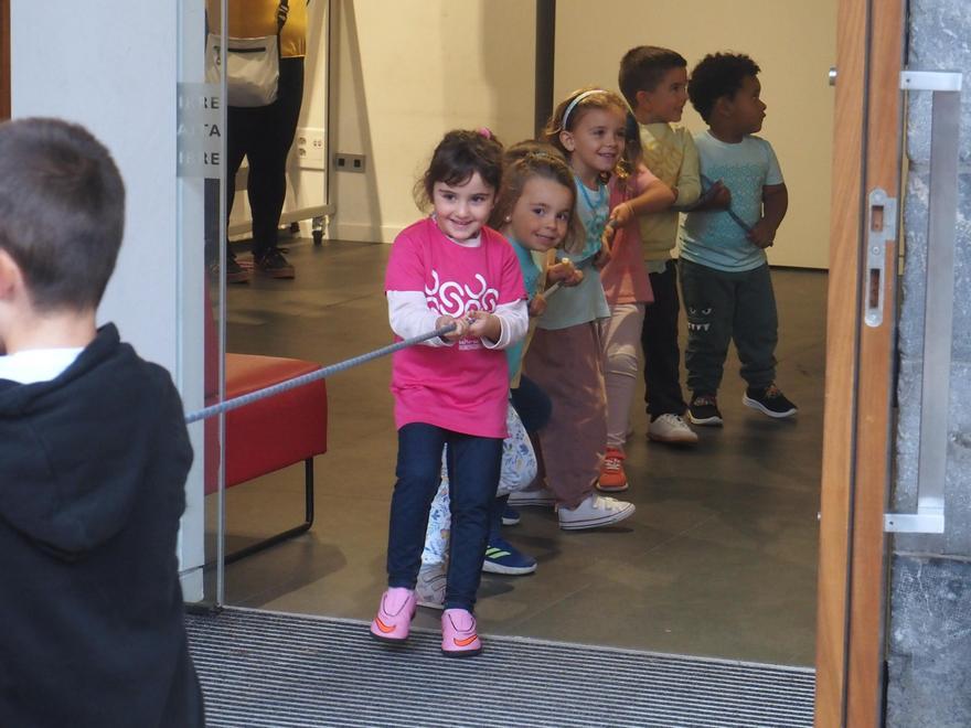 Ekitaldiaren hasieran, haur batzuk soka tiraka, jendea euskarara erakartzeko sinbolo gisa.