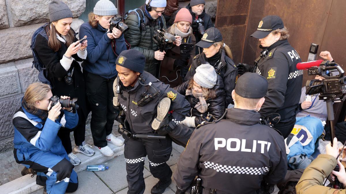 La activista Greta Thunberg desalojada por la policía noruega.