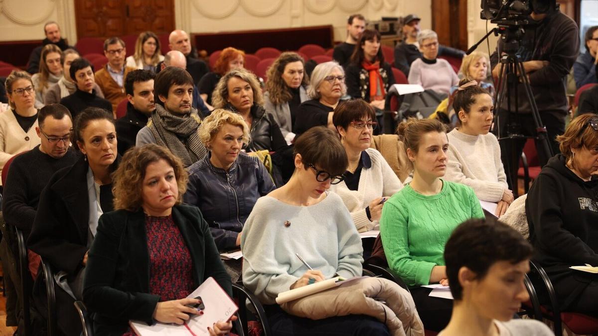 Alrededor de medio centenar de profesionales navarros de la cultura acudieron a la convocatoria realizada por del departamento del Gobierno de Navarra en colaboración con el Ministerio.