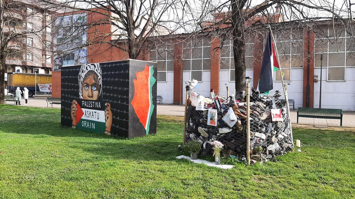 Monolito de zapatos en homenaje a las víctimas del conflicto de Gaza en la plaza Lamuza de Laudio