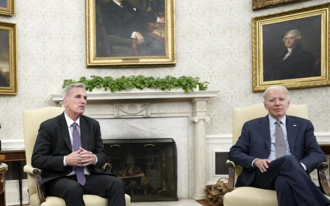 El presidente estadounidense, Joe Biden, junto al líder de los republicanos en el Congreso, Kevin McCarthy. El presidente estadounidense, Joe Biden, junto al líder de los republicanos en el Congreso, Kevin McCarthy.