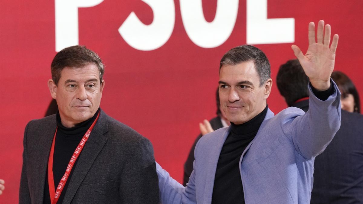 El candidato a las primarias a la Xunta, Xosé Ramón Gómez Besteiro, y el secretario general del PSOE y presidente del Gobierno español, Pedro Sánchez.