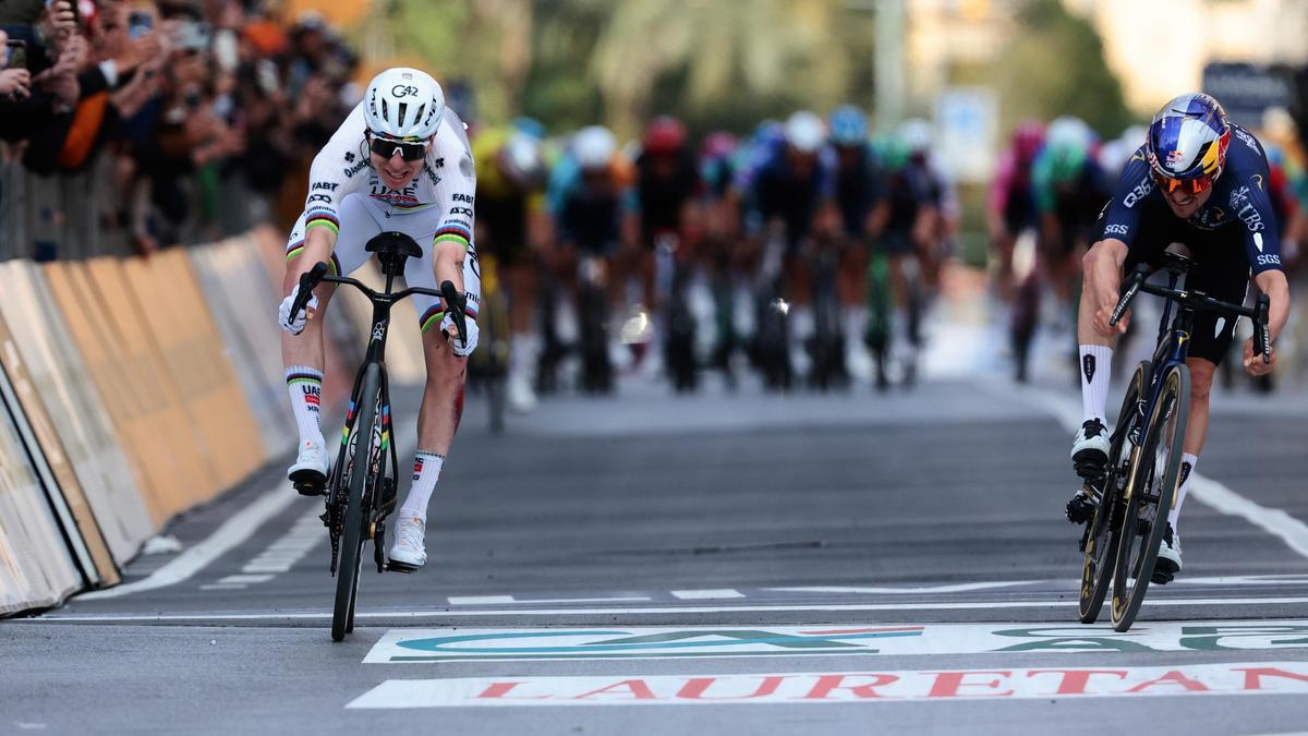 Pogacar y Pidcock se estiran en el esprint.