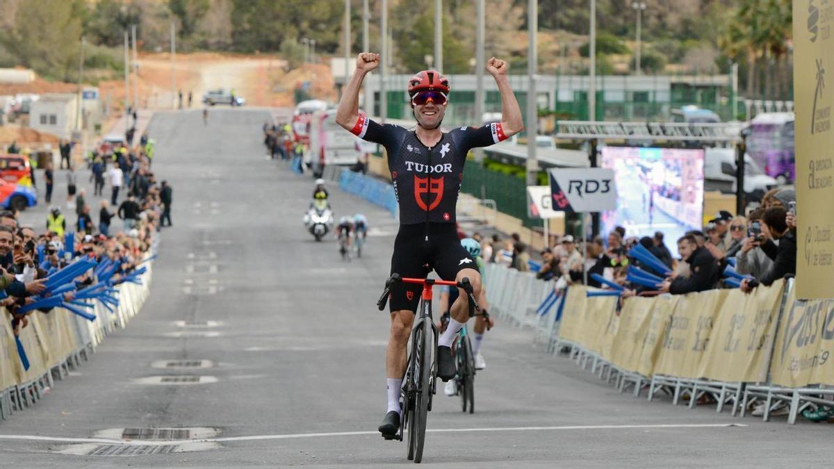 Marc Hirschi celebra su primera victoria del curso.