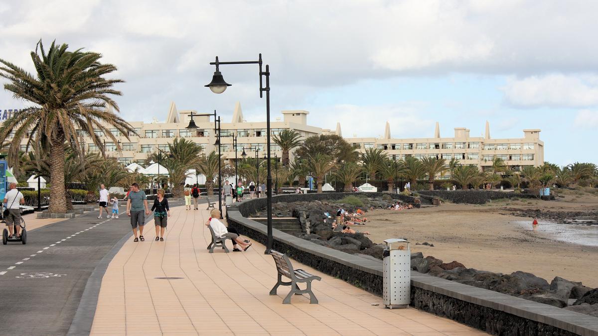 La avenida de las Playas de Puerto del Carmen es el arranque de este paseo costero de 26 kilómetros hasta Costa Teguise.