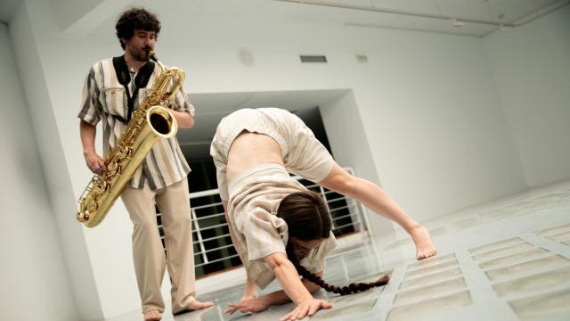 Xabier Oruesagasti, que aparece junto a Catarina Paiva en la edición de Eibarsax del año pasado, abrirá este domingo el ciclo de conciertos.
