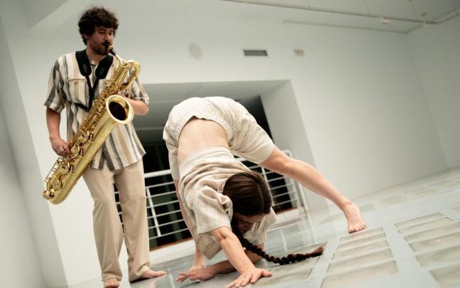 Xabier Oruesagasti, que aparece junto a Catarina Paiva en la edición de Eibarsax del año pasado, abrirá este domingo el ciclo de conciertos.