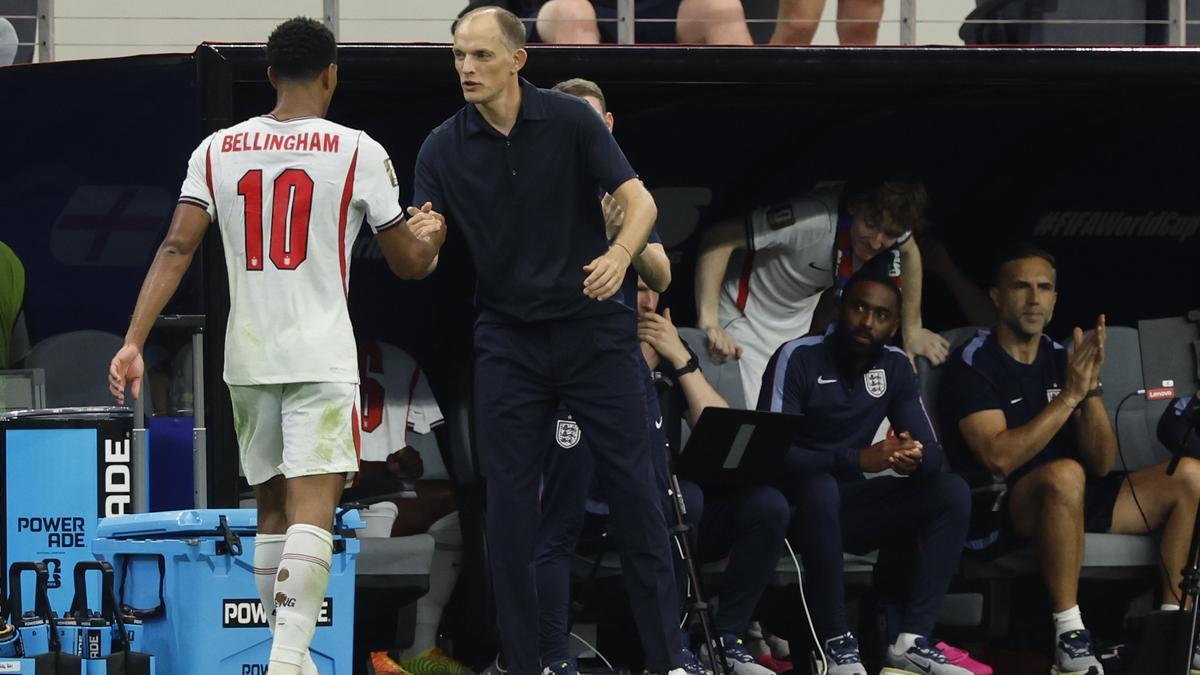Thomas Tuchel da la mano a Jude Bellingham.