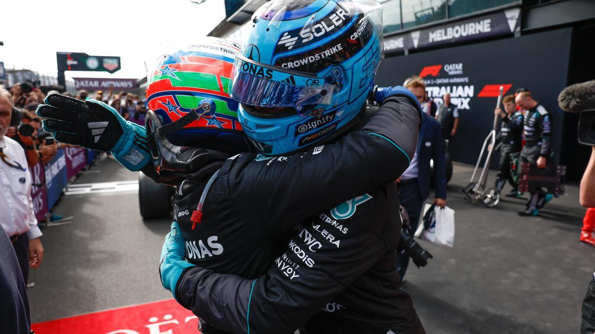 Kimi Antonelli y George Russell se abrazan tras lograr un 'doblete' para Mercedes.