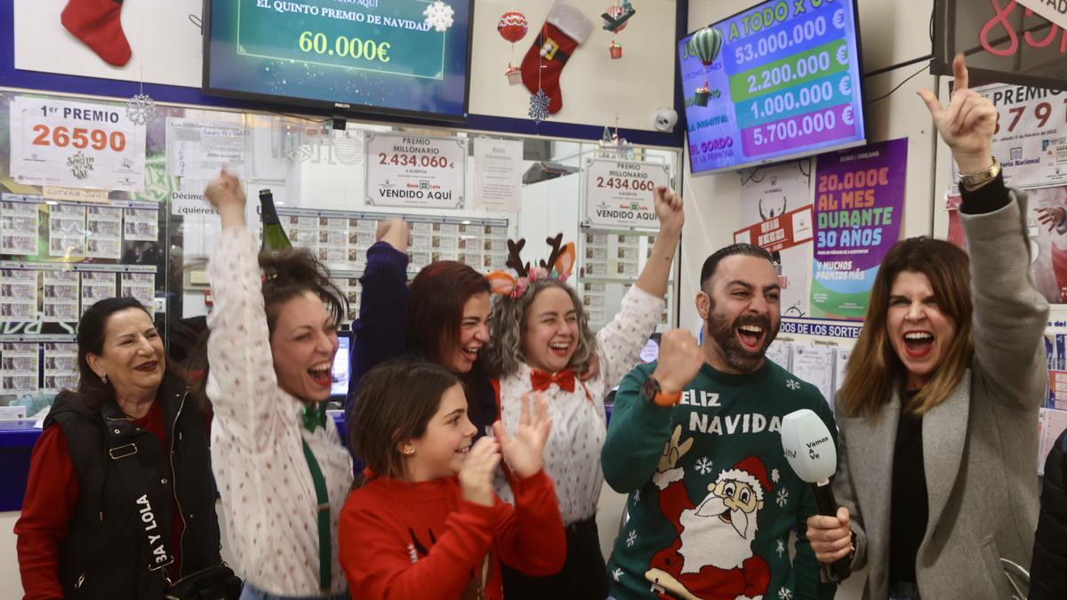 Un grupo de personas celebrando haber ganado un premio de la Lotería de Navidad