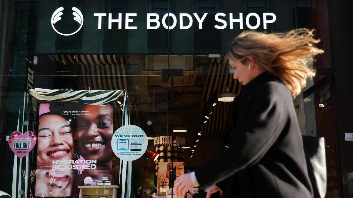 Una mujer pasa ante una tienda de The Body Shop en Londres.