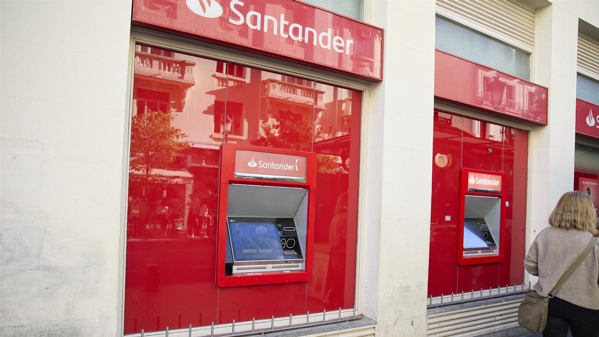 Cajeros de una oficina del banco Santander.