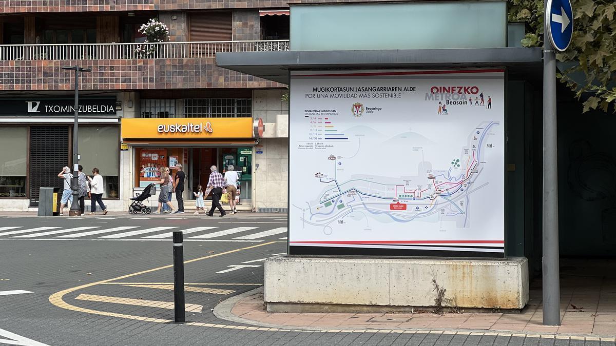 El mapa instalado frente a la estación de tren de Beasain.