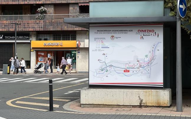 El mapa instalado frente a la estación de tren de Beasain.