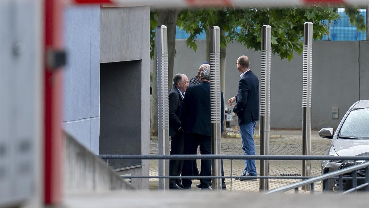 El exdirector del Centro Nacional de Inteligencia (CNI) Félix Sanz Roldán (i) a su salida de la Audiencia Nacional.
