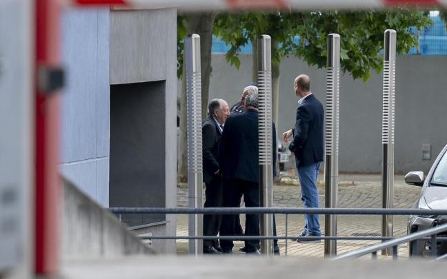 El exdirector del Centro Nacional de Inteligencia (CNI) Félix Sanz Roldán (i) a su salida de la Audiencia Nacional.