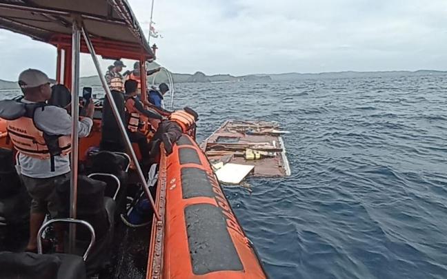Equipos de rescate trabajando en la zona del naufragio