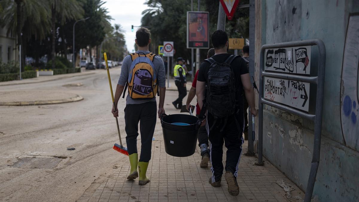 Dos voluntarios se dirigen a las zonas más afectadas por la DANA