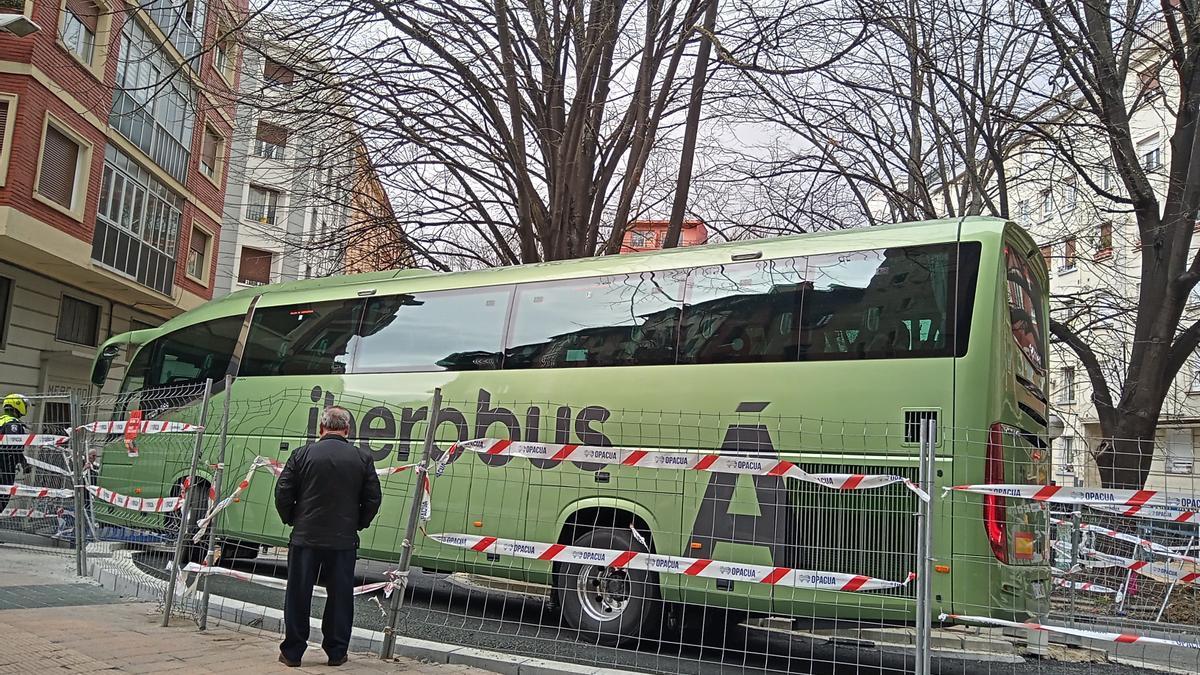 Un autobús se ha quedado atascado a primera hora de la tarde de este martes en las obras que se están ejecutando en el entorno de Aldabe.