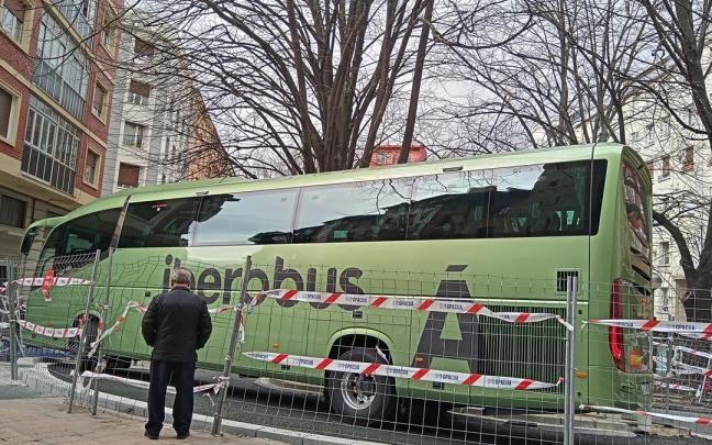 Un autobús se ha quedado atascado a primera hora de la tarde de este martes en las obras que se están ejecutando en el entorno de Aldabe.