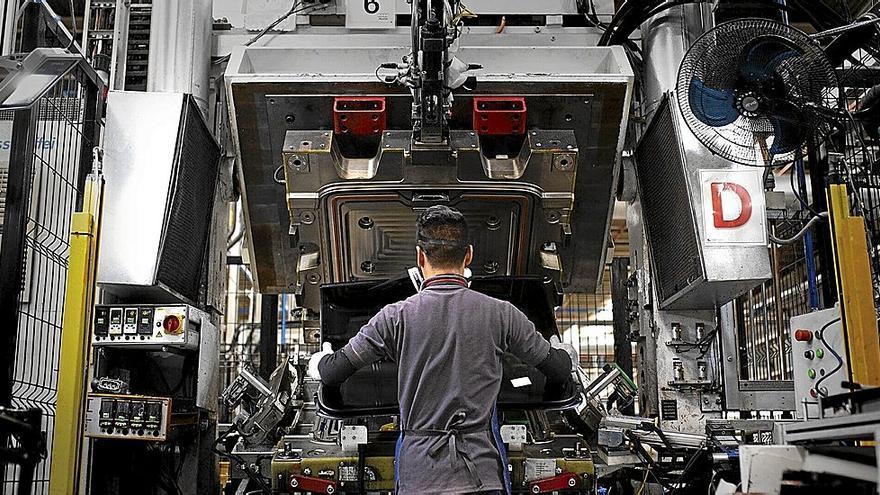 Un trabajador en la cadena de montaje de un vehículo. | FOTO: N.G.