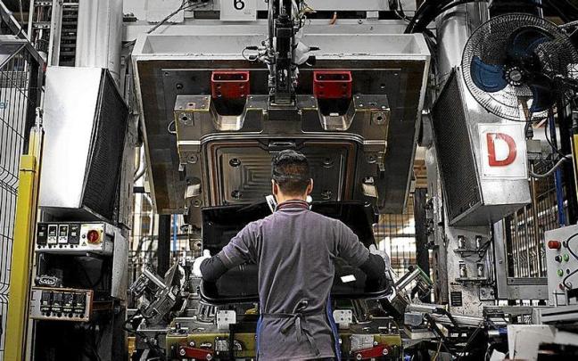 Un trabajador en la cadena de montaje de un vehículo. | FOTO: N.G.