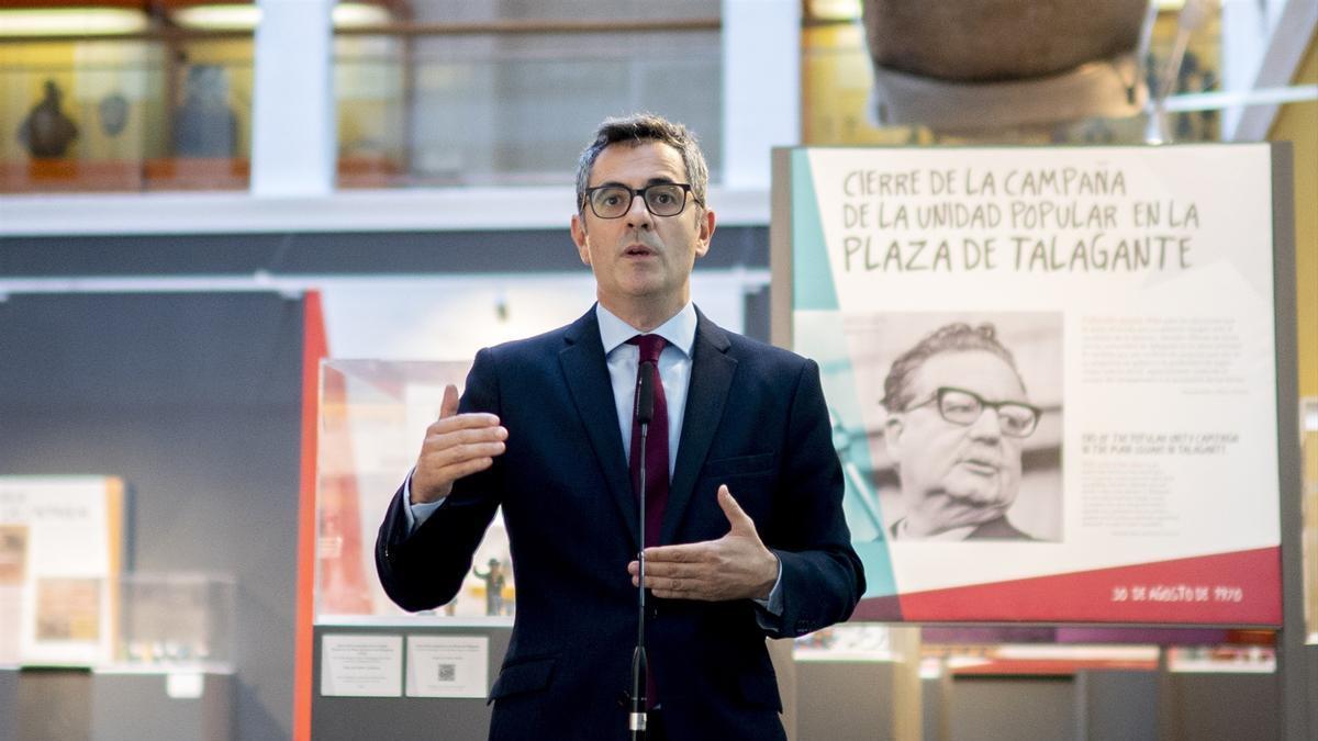 El ministro de Presidencia en funciones, Félix Bolaños, en la exposición sobre Salvador Allende.