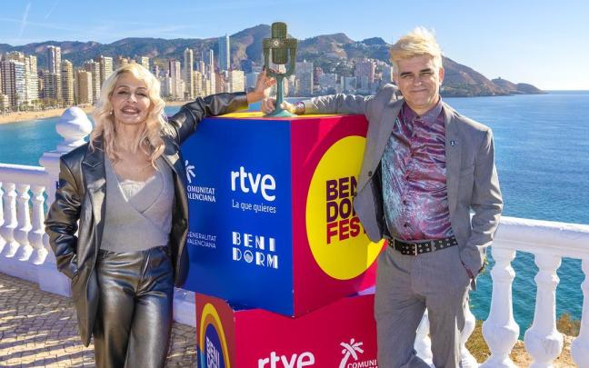El dúo Nebulossa posa en Benidorm con el trofeo de ganador del Benidorm Fest