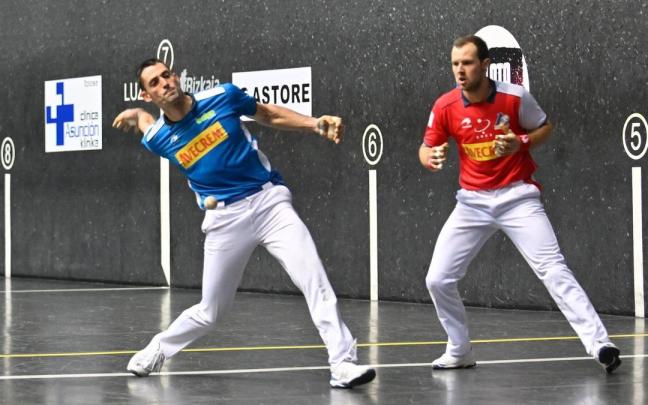 Peña II y Albisu vencen a Elordi y Rezusta en Bilbao (12-22). / Oskar González Peña II y Albisu vencen a Elordi y Rezusta en Bilbao (12-22).