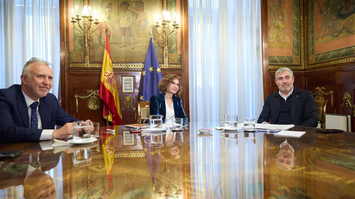 El Ministro de Política Territorial y Memoria Democrática, Ángel Víctor Torres, la ministra de Hacienda, María Jesús Montero, y el presidente de Canarias, Fernando Clavijo