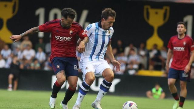 Oyarzabal trata de zafarse de Rubén García, en el amistoso del verano pasado. Iker Azurmendi Oyarzabal trata de zafarse de Rubén García, en el amistoso del verano pasado. Iker Azurmendi