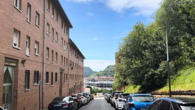 La calle descendente de Tomás Garbizu, que pasará a tener doble sentido