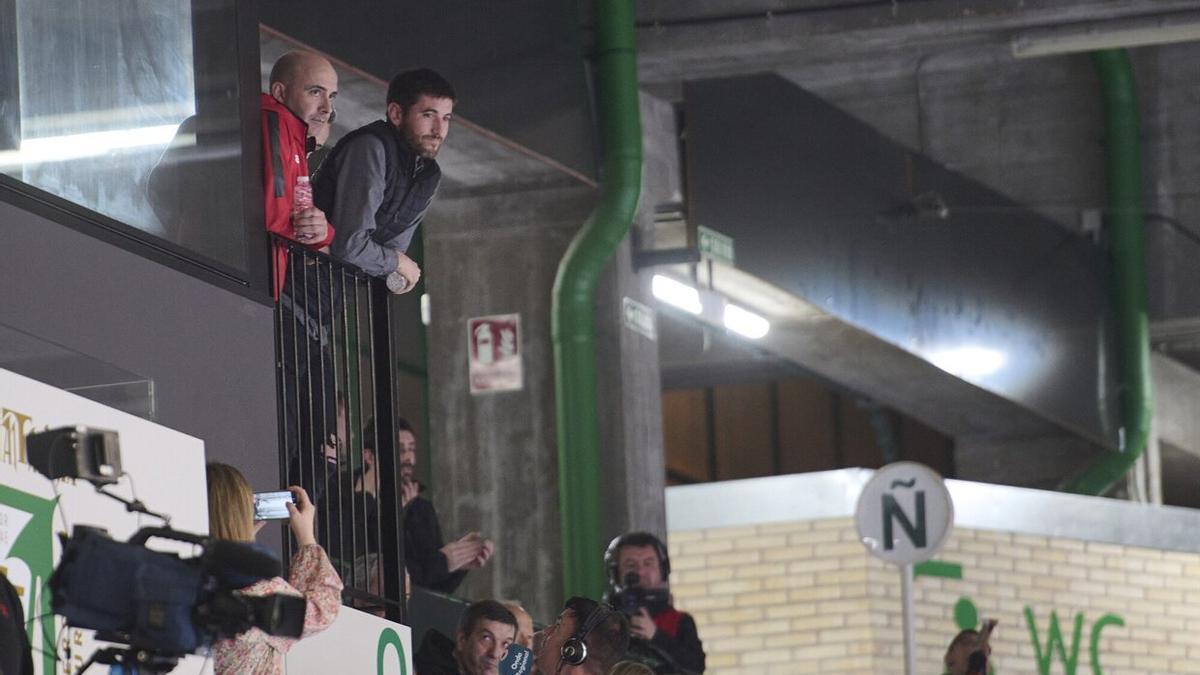 Martil vio el choque en la grada junto al segundo técnico Miguel Hernández, sancionado.