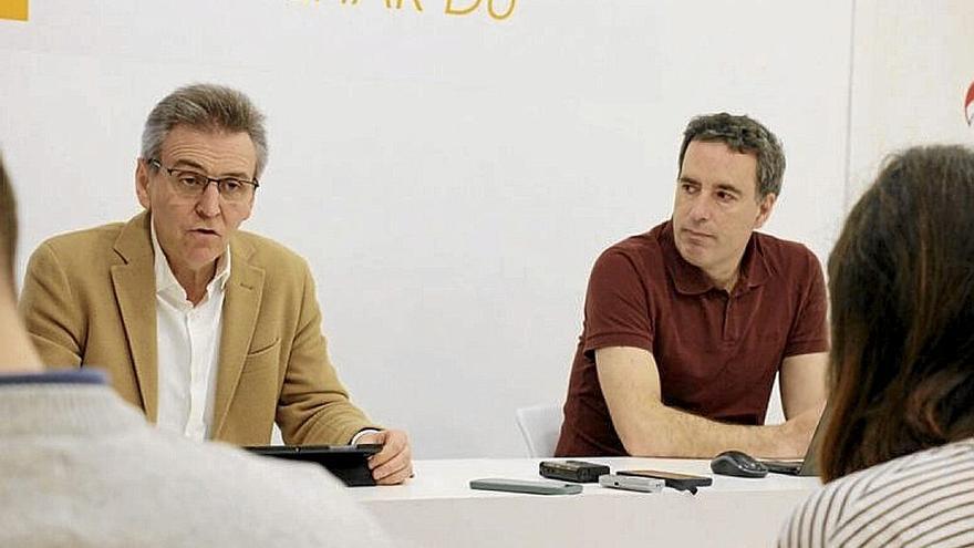 Xabier Iridoy y Josu Iguiñiz, ayer en IdeiaLeku. | FOTO: N.G.