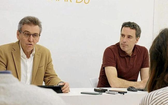 Xabier Iridoy y Josu Iguiñiz, ayer en IdeiaLeku. | FOTO: N.G.