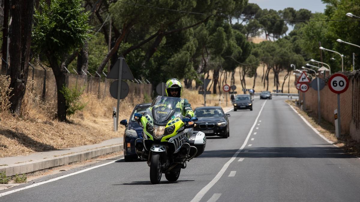 Un agente en la carretera en la que ha sido asesinado a tiros el hermano de Begoña Villacís