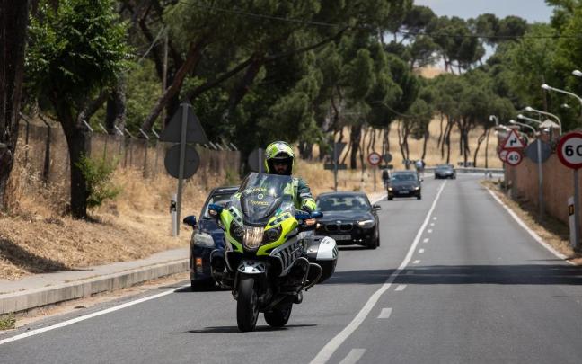 Un agente en la carretera en la que ha sido asesinado a tiros el hermano de Begoña Villacís
