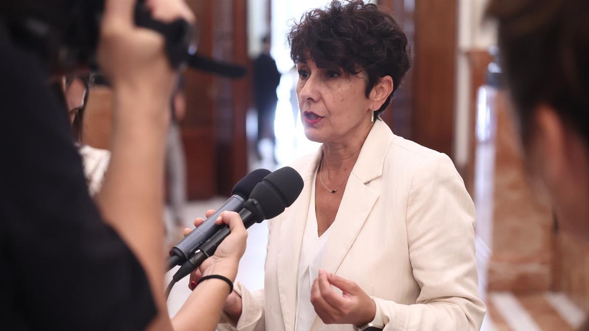 La portavoz del PNV en el Congreso, Maribel Vaquero, atiende a los medios a su llegada a una sesión plenaria en el Congreso.