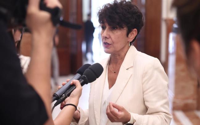 La portavoz del PNV en el Congreso, Maribel Vaquero, atiende a los medios a su llegada a una sesión plenaria en el Congreso.