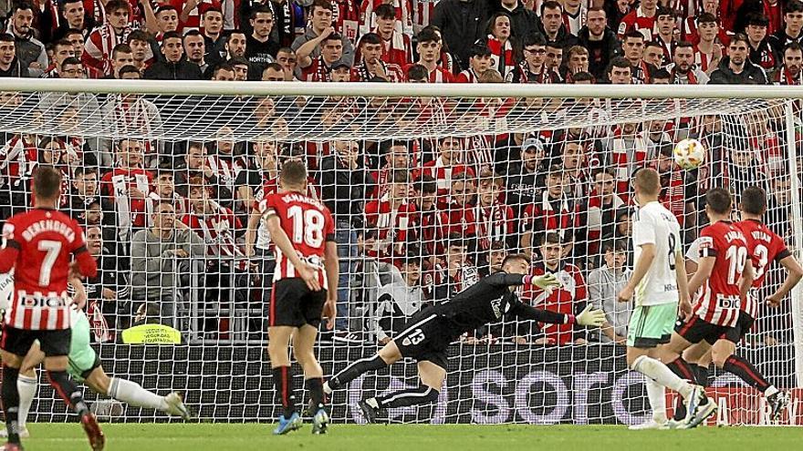 Instante en el que Pablo Ibáñez supera a Agirrezabala para marcar el gol del empate en el minuto 116.