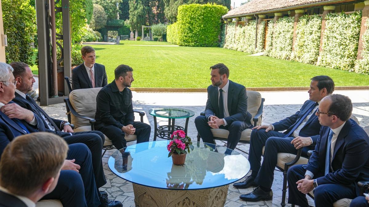 Reunión de Vance y Zelenski, en el Vaticano.