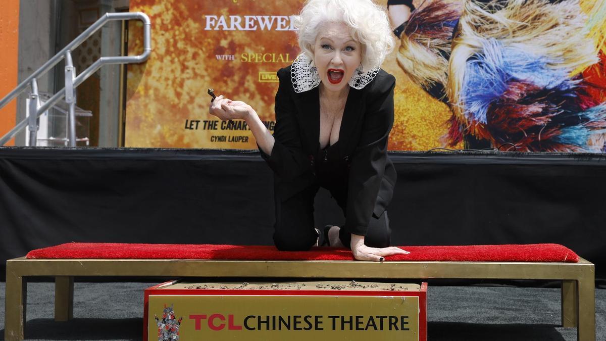 Cindy Lauper, firmando en el Paseo de la Fama de Hollywood