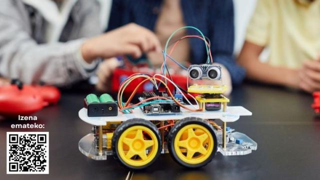 Cartel del taller de robótica y programación con el código QR de inscripción.