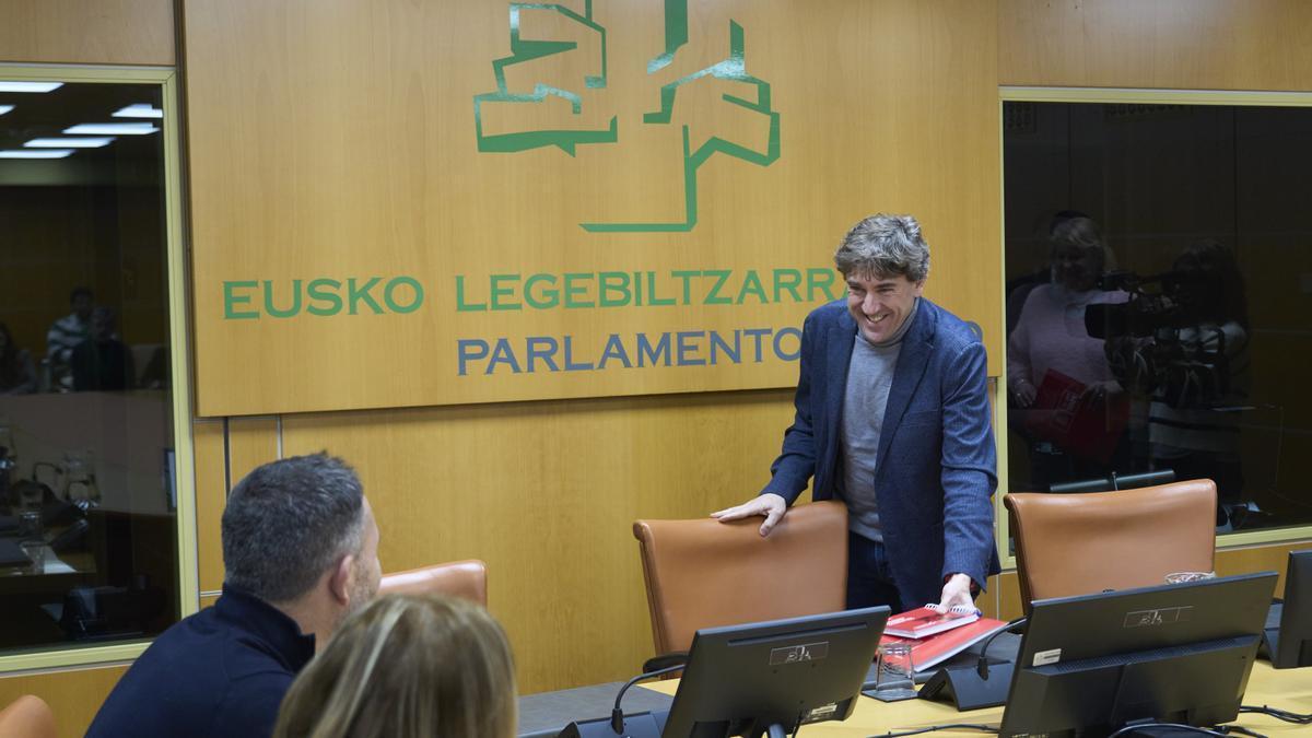 El secretario general del PSE, Eneko Andueza, en la reunión con el grupo parlamentario