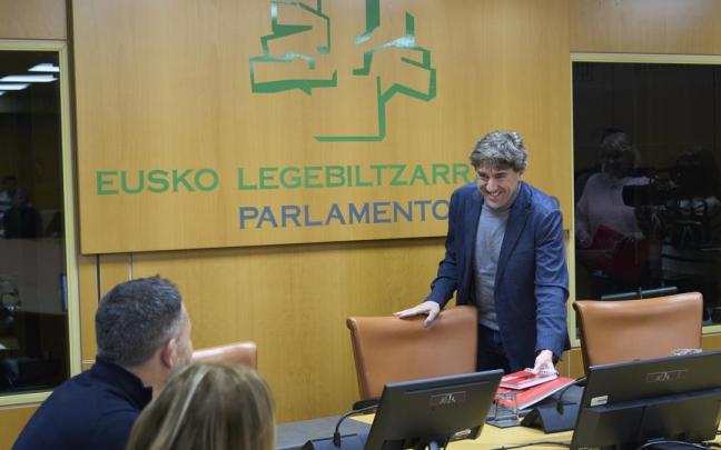El secretario general del PSE, Eneko Andueza, en la reunión con el grupo parlamentario