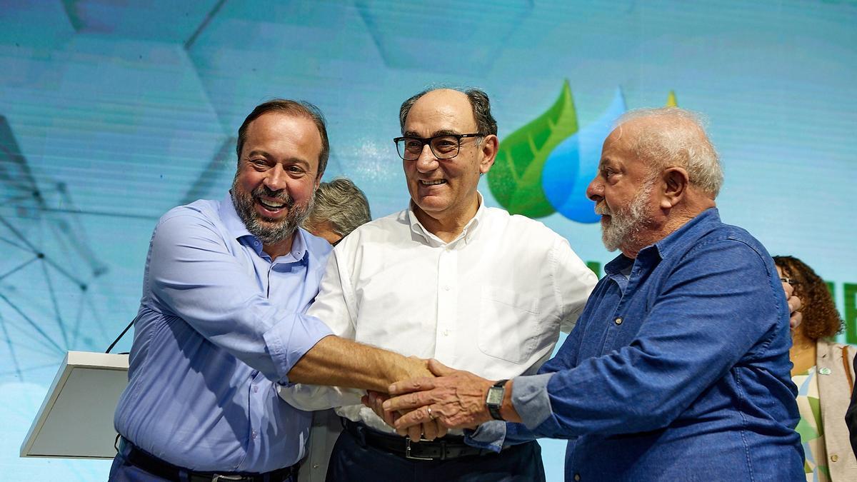 Alexandre Silveira, Ignacio Galán y Luiz Inácio Lula da Silva.