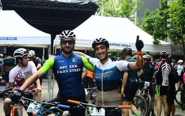 Dos de los ciclistas que disfrutaron de la prueba y la fiesta. / Jose Venegas Dos de los ciclistas que disfrutaron de la prueba y la fiesta.