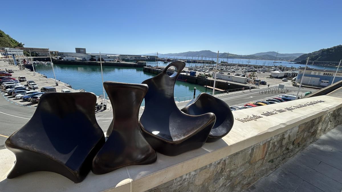 Escultura ‘Oroimena’ en Artzape, Getaria.